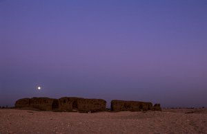 Vollmond über Shunet von Khasekhemuy, Abydos, Ägypten, 2005 von Kenneth Garrett