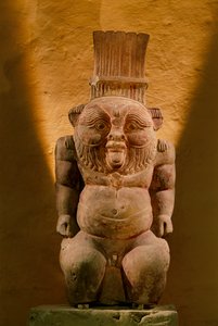 Kalksteinstatue des Gottes Bes, Spätzeit, 2002 (Foto) von Kenneth Garrett