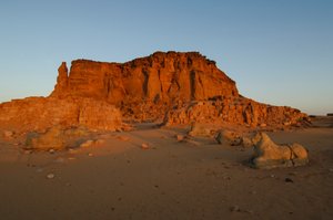 Monduntergang und Sonnenaufgang, Tempel von Taharka, Widdertor, Gebel Barkal, Tempelkomplex, Pharao, 2007 von Kenneth Garrett