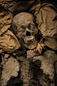 Mumie von Amenhotep III., König Tuts Großvater, KV 35, Tutanchamun; 18. Dynastie, 2005 (Foto)