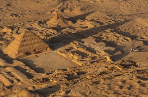 Altes Königreich; Die Stufenpyramide von Djoser; Luftaufnahme; Saqqara; Ägypten von Kenneth Garrett