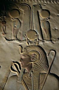 Relief aus dem Tempel von Seti I in Abydos, Ägypten, Abydos; Schnitzerei; Figur; Seti; Gott; Krone von Kenneth Garrett