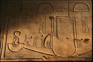 Relief der Barke aus dem Tempel von Sethos I, Abydos, Ägypten von Kenneth Garrett