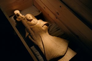 Sandsteinstatue von Nebre als Standartenträger der löwenköpfigen Kriegsgöttin Sachmet, 2002 (Foto)