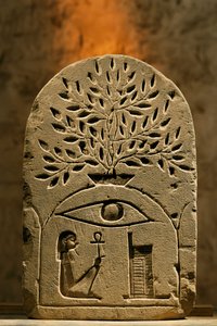 Sandsteinstela für den Gott Osiris, 2002 von Kenneth Garrett