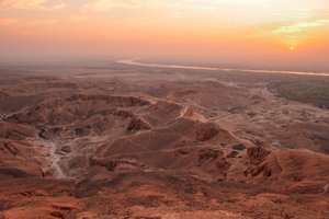 Sonnenaufgang über dem Tal der Könige, gesehen vom Gipfel des el-Qurn, 2003 (Foto) von Kenneth Garrett