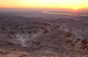 Blick von der Spitze der Qurna bei Sonnenaufgang; Ägypten; Tal der Könige von Kenneth Garrett