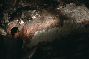 William Saturno inspiziert Wandgemälde; San Bartolo; Guatemala; Maya von Kenneth Garrett