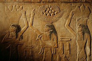 Frauen, die Brot, Vogel, Ziege und Produkte tragen, Grab von Tiye, Ägypten; Altes Reich; Saqqara von Kenneth Garrett