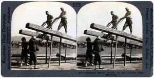 Chinesische Männer sägen Holz für die japanische Armee, Mandschurei, Russisch-Japanischer Krieg, 1904-1905