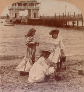 Am Strand spielen, um 1900