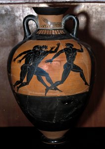 Griechische Kunst: Panathenäische Keramikamphore mit schwarzen Figuren, die Athleten beim Laufen darstellen