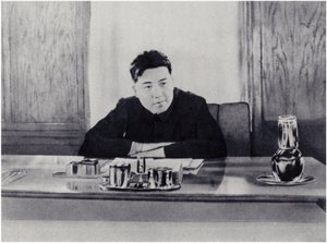 Genosse Kim Il-sung in seinem Büro im Volksrat von Nordkorea (Lithografie) von Korean Photographer