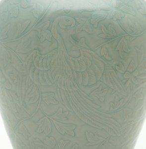 Flasche (maebyeong) mit geschnitztem und eingraviertem Design von zwei Phönixen und Pfingstrosenranken, Mitte des 12. Jahrhunderts von Korean School