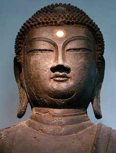 Eiserner Buddha-Kopf, aus der Goryeo-Periode des 10. Jahrhunderts, aus dem Kloster Hasachang-dong, Hanam, Gyeonggi-do, Korea. Fotografie, Seoul National Museum, Republik Korea, 2006.