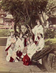 Miko oder Tanzaufführung in einem Tempel in Nara von Kusakabe Kimbei
