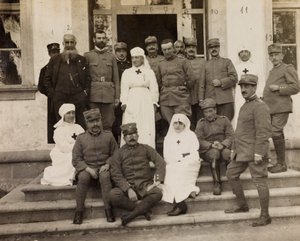 Album des Ersten Weltkriegs in Friaul-Julisch Venetien: Gruppenporträt mit Offizieren und Rotkreuzschwestern während des Besuchs der Ritter von Malta in Villa Brazzà, Heimat des 17. Kriegshospitals in Soleschiano Manzano, 25/11/1915 (s/w Foto)