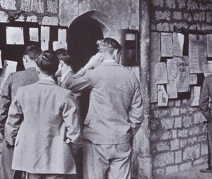 Nach der Halle, Blick auf das College-Schwarzes Brett von Laszlo Moholy Nagy