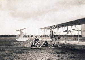 Leon Bollee arbeitet am Flugzeug der Gebrüder Wright, um 1909 von Leon Bollee