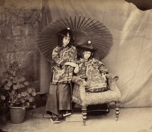Lorina und Alice Liddell in chinesischer Kleidung, 1860