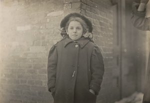 Mery Horn, ein Buckel, verschlimmert durch die schwere Last von Papieren, die sie trug. Hartford, Connecticut, März 1909