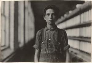 Jo Bodeon, ein "Back-Roper" im Maultierraum. Chase Cotton Mill, Burlington, Vermont von Lewis W. Hine