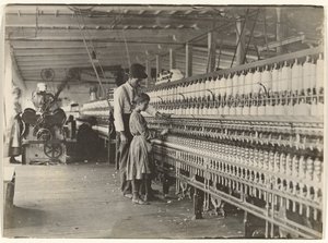 [Mann mit Mädchen an der Spinnmaschine, Baumwollmühle in South Carolina] von Lewis W. Hine