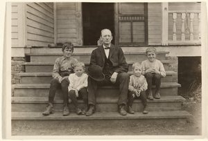 Herr Smith, Aufseher bei Wylie Mill, mit vier Kindern, Chester, South Carolina