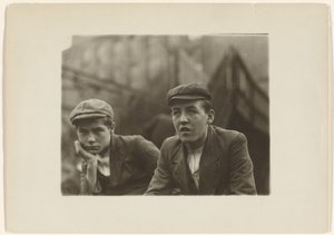 Zwei Jungen in Mänteln und Mützen, New Jersey von Lewis W. Hine