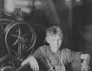 Eine junge polnische Spinnerin in der Quidwick Co. Mühle. Anthony, R. I 1909 von Lewis Wickes Hine