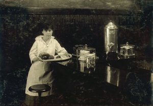 Eine junge Kellnerin, Delia Kane