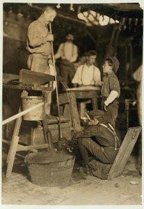 Bläser und Formjunge bei Seneca Glass Works, Morgantown, West Virginia, 1908 von Lewis Wickes Hine