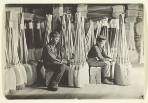 Jungen im Verpackungsraum, Brown Mfg. Company, Evansville, Ind. von Lewis Wickes Hine