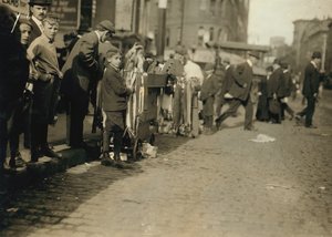 Jungen verkaufen Kleinigkeiten auf der Straße in Boston, Massachusetts