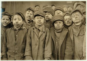 Breaker Boys (die Kohle von Hand sortieren) bei der Hughestown Borough Coal Co. Pittston, Pennsylvania, 1911 von Lewis Wickes Hine