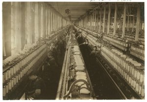 Kinder arbeiten im Spinnraum der Cornell Mill, Fall River, Massachusetts, 1912 von Lewis Wickes Hine