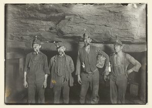Tief unten in einer Kohlenmine in West Virginia, Bergleute auf dem Heimweg von Lewis Wickes Hine