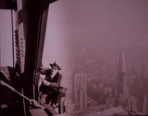 Empire State Building im Bau, ein Inspektor überprüft die Arbeiten