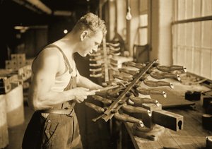 Fabrikarbeiter bei der Paragon Rubber Company, Massachusetts, 1936 von Lewis Wickes Hine