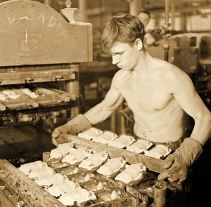 Fabrikarbeiter bei der Paragon Rubber Company, Massachusetts, 1936 von Lewis Wickes Hine