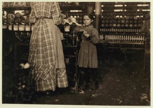 Fannie, 48 Zoll groß, 7 Jahre alt, eines von 19 Kindern, die ihrer Schwester in Elk Mills, Fayetteville, Tennessee, 1910 helfen von Lewis Wickes Hine