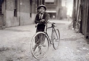 Fünfzehnjähriger Botenjunge, der für die Mackay Telegraph Company arbeitet, Waco, Texas von Lewis Wickes Hine