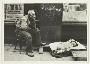 Frische Luft für das Baby, New York East Side von Lewis Wickes Hine