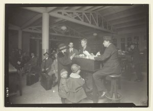 Deutsche Familie, Dolmetscher und Schreiber auf Ellis Island von Lewis Wickes Hine