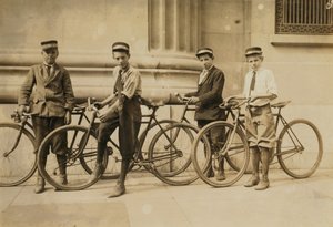 Gruppe von Western Union Boten in Norfolk, Virginia, 1911 von Lewis Wickes Hine