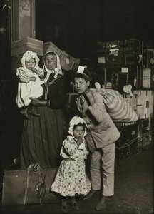 Italienische Familie sucht verlorenes Gepäck, Ellis Island