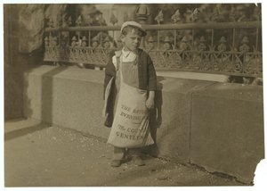Zeitungsjunge Freddie Kafer, 5 oder 6 Jahre alt, verkauft Saturday Evening Posts am Eingang des State Capitol, Sacramento, Kalifornien, 1915 von Lewis Wickes Hine