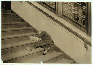 Zeitungsjunge schläft mit seinen Zeitungen in Jersey City, New Jersey, 1912