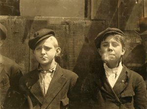 Zeitungsjungen machen eine Zigarettenpause, St. Louis, Missouri, 1910