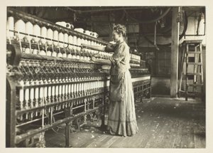 Spinnerin aus alter Zeit in einer südlichen Baumwollspinnerei von Lewis Wickes Hine